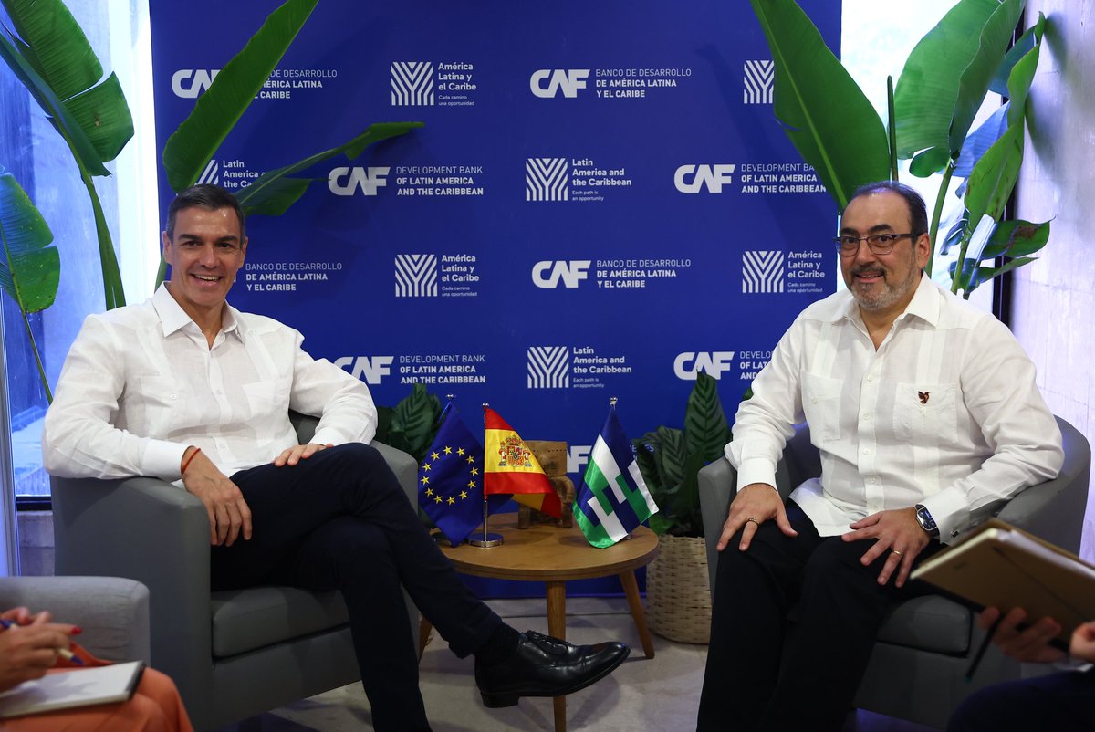 El presidente <a href="/sanchezcastejon/">Pedro Sánchez</a> se ha reunido con Sergio Díaz-Granados, presidente ejecutivo de <a href="/AgendaCAF/">CAF</a>.

Han abordado el papel de la CAF en la financiación de proyectos de desarrollo en América Latina y el Caribe, en el marco de Global Gateway.