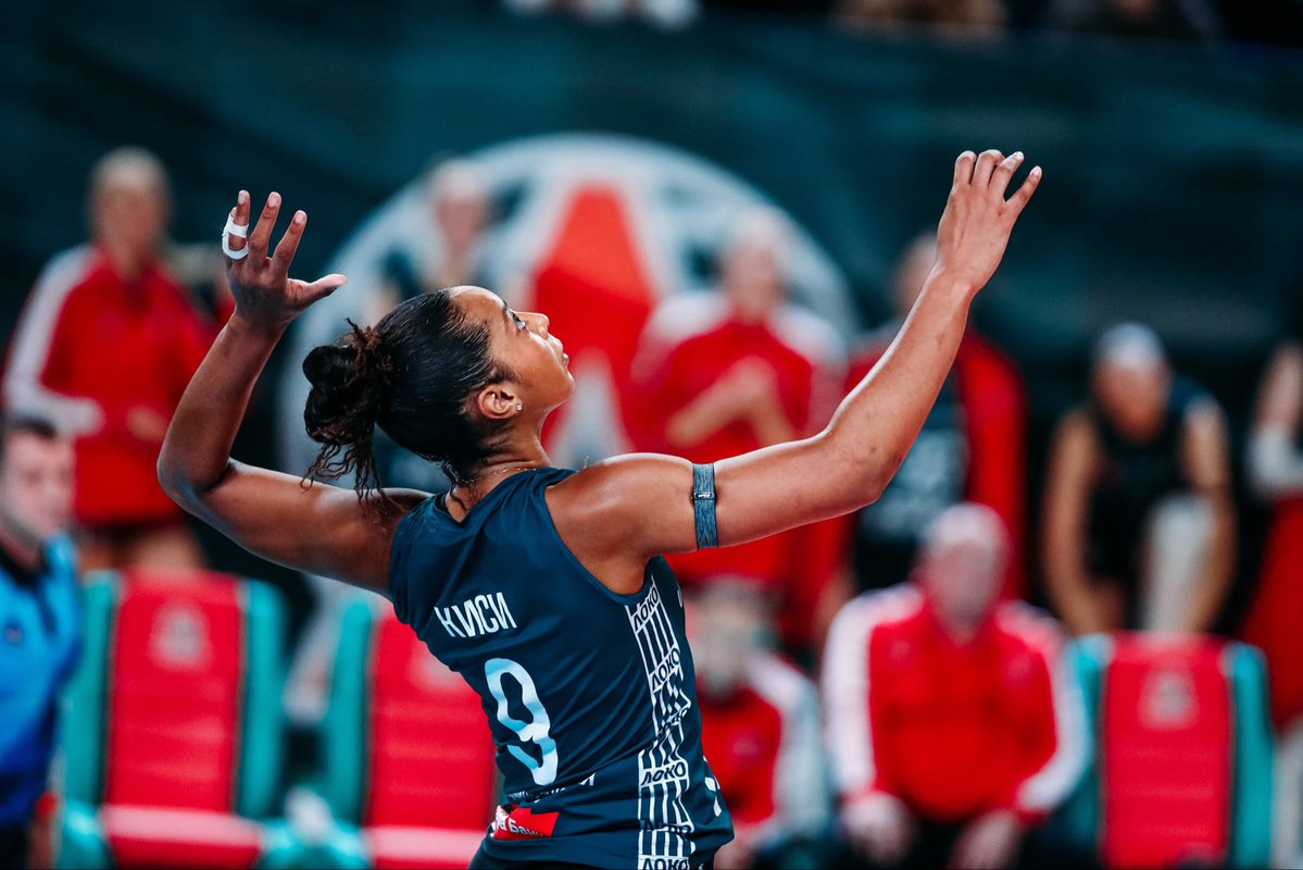 robvolei's tweet image. Kisy e seus 45 PONTOS diante do Odintsovo, não foram suficientes para dar a vitória ao Lokomotiv.

Mas que atuação da brasileira, com 55% de aproveitamento no ataque, foi um dos jogos de maior destaque na carreira dela. Talvez, “Career High” 🤯