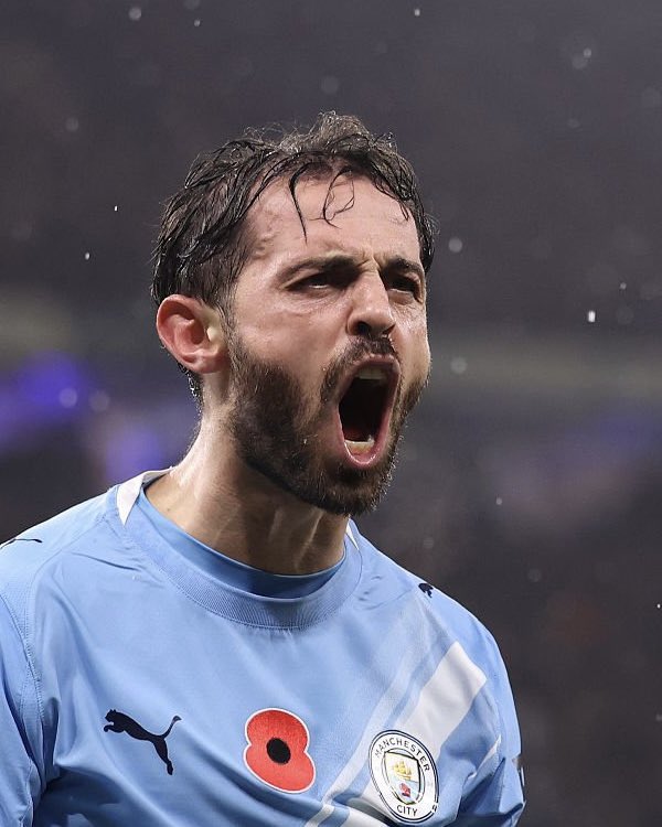 اليوم ما تدري تفرح بدياز وصلابته الدفاعية المميزة بآخر فترة
ولا بوجود مدافع بجودة غفارديول
ولا من تطور نونيس واورايلي بالأظهرة
ولا بوجود معوض لرودري أخيرًا زي غونزاليز
ولا من مستويات فودين بتوظيفه الجديد
ولا دوكو وتطوره في قراراته وإنتاجيته

لكن كل هذا كوم والأسطورة بيرناردو كوم