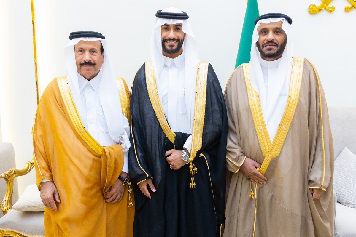 مُمتنٌّ جدًّا وسعيدٌ ، بحضورِ معالي السفيرِ الفاضلِ الدكتورِ عليِّ بنِ عواض عسيري ، لحفلِ زواجِ ابني محمدٍ ، ومِثلُهُ مِمَّن تُقَرُّ العينُ بحضورِهِ ، ولهُ منِّي أجزَلُ الشكرِ وأصدقُ الدُّعاءِ بالخيرِ .