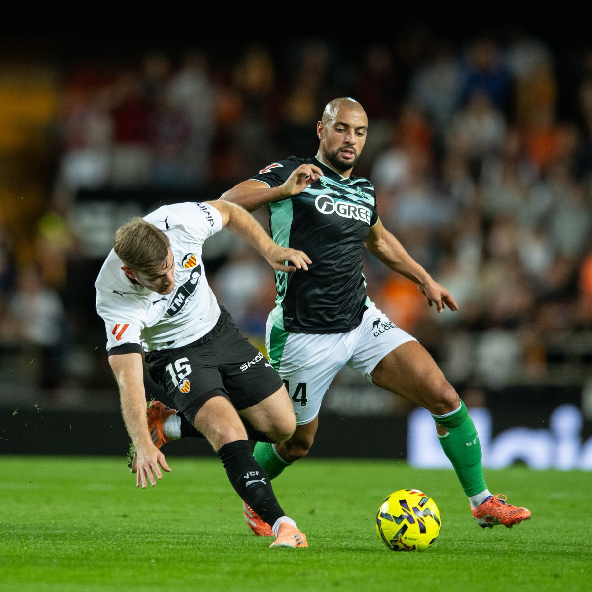 Amrabat es una bendición para este Betis. No para de robar, presionar, correr y apretar. Está en absolutamente todas las jugadas. Omnipresente.