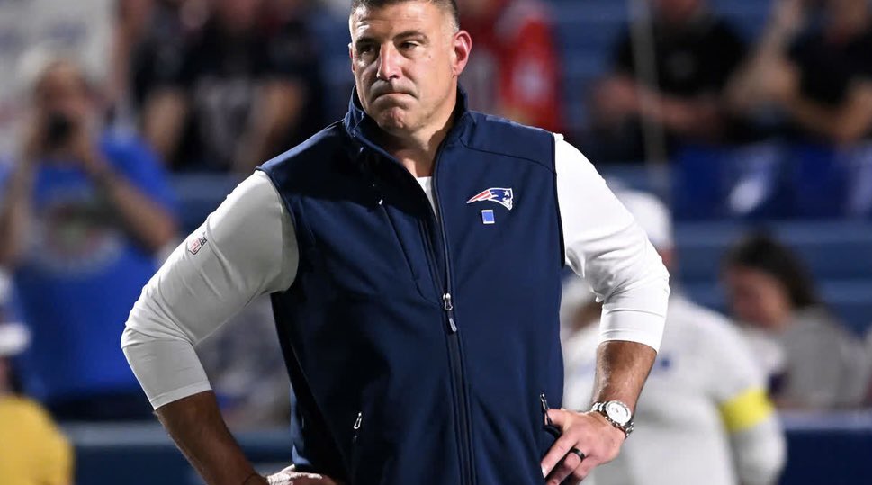 New England coach Mike Vrabel w/ a terrible call to deliberately NOT score a touchdown in order to work the clock. This was a galaxy brain move that luckily paid off on 4th down. He is a good coach, but #Patriots got lucky. Totally unnecessary.