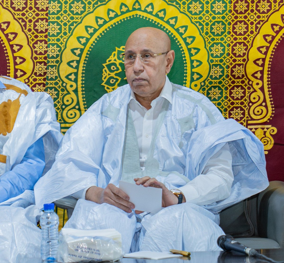 الرئيس #محمد_ولد_الشيخ_الغزواني يؤكد حظر أي نشاط أو حضور لموظفي الدولة في الفعاليات ذات الطابع القبلي أو الجهوي، مشددًا على أن الموظف يمثل الدولة في كل زمان ومكان، وأن الولاء يجب أن يكون للوطن فقط 🇲🇷
#موريتانيا_الحدث