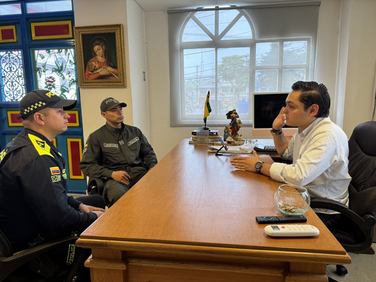 Nos acabamos de reunir con los comandantes de estación de Policía y grupo GOES, la mayor instrucción es velar por  la prohibición de menores de edad en los establecimientos de licor, mantener el orden y la sana convivencia en todo momento 🇨🇴