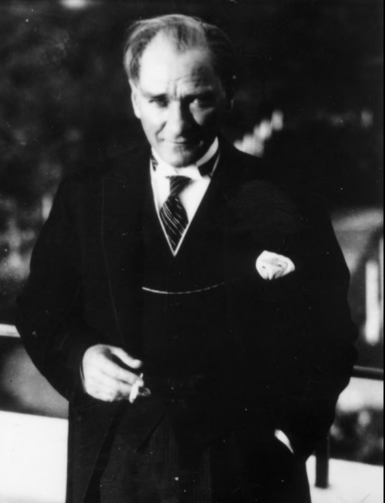 Bugün koca bir çınar devrilmiş olabilir fakat o çınarın gölgesi hâlâ bu toprakların üzerindedir. Çünkü o,  bu toprakların damarına işlemiş bir devrimdir. 

Sonsuzsun Eşsiz Lider ♾️
Saygıyla… 

#10kasım