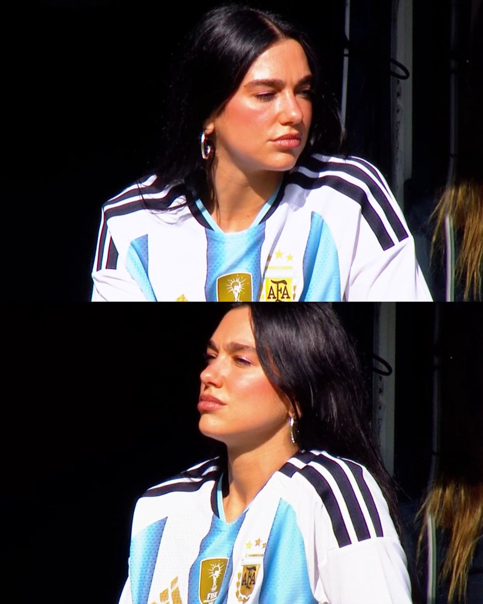 addictionlipa's tweet image. DUA LIPA AT LA BOMBONERA WITH THE ARGENTINA SHIRT 🇦🇷