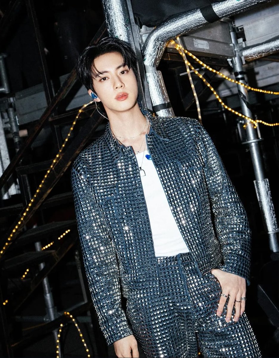 floryymia07's tweet photo. I vote for #Jin on #2025MAMAVOTE https://t.co/vuDl4DeKk9