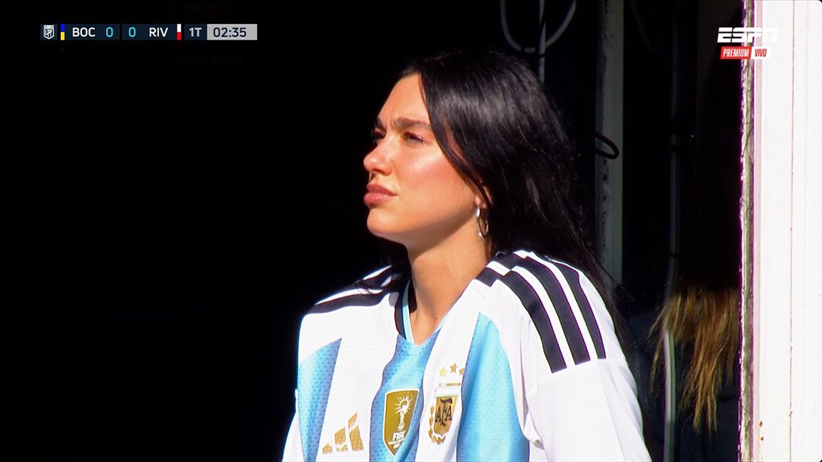 TouchlineX's tweet image. 📸 - Dua Lipa watching the River Plate vs. Boca Juniors Clasico game wearing an Argentina shirt.