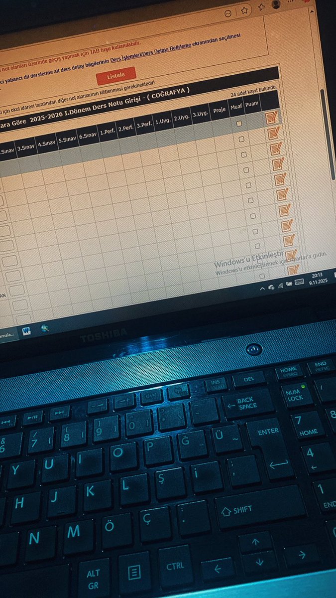 Eşim ile beraber öğrencilerin sınav kâğıtlarını okuyup sisteme yükleme işi