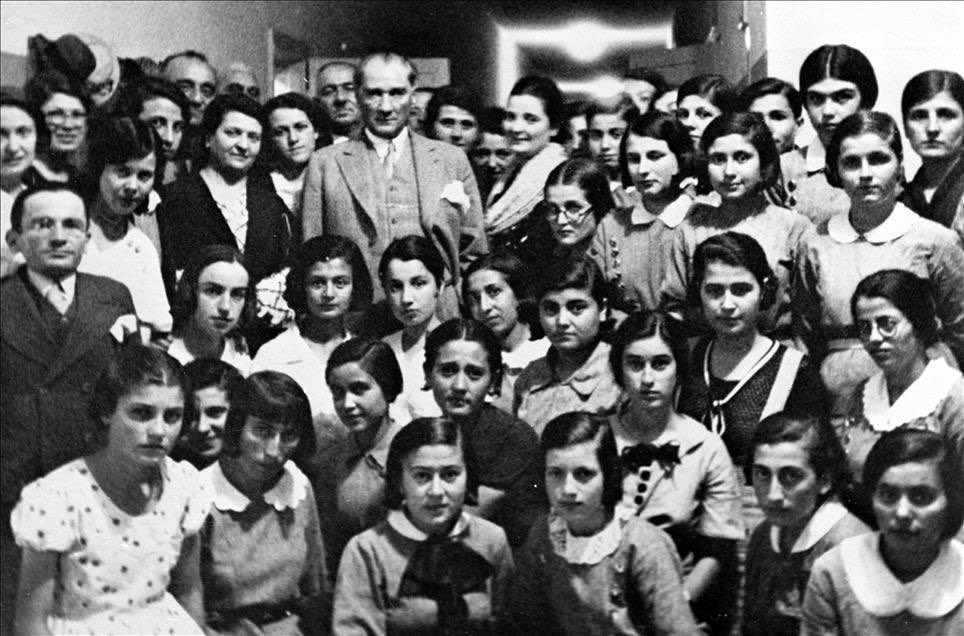 LaiklikMeclisi's tweet photo. Emperyalizme karşı bağımsızlık zaferinin başkomutanı, hilafet ve saltanata karşı laik Cumhuriyet ve devrimlerinin öncüsü Mustafa Kemal Atatürk’ü bedence aramızdan ayrılışının 87. yıldönümünde saygı ve minnetle anıyoruz.

Ülkemiz topraklarında yüz yılı aşkın süredir kök salan devrimci irade, onu söküp atmak isteyen, Cumhuriyet ve devrimlerini “reklam arası” olarak gören düşmanlarına karşı ayaktadır. 

Bu devrimci irade Mustafa Kemal Atatürk’e ve Cumhuriyet değerlerine karşı ülkemiz meydan ve sokaklarında hilafet ve şeriat çağrıları yapanlara, Bursa Nutkunu dahi yargılamaya varacak derecede düşmanlık besleyenlere inat; eşit, özgür bir ülke için Cumhuriyet ve laikliği yeniden kuracaktır.