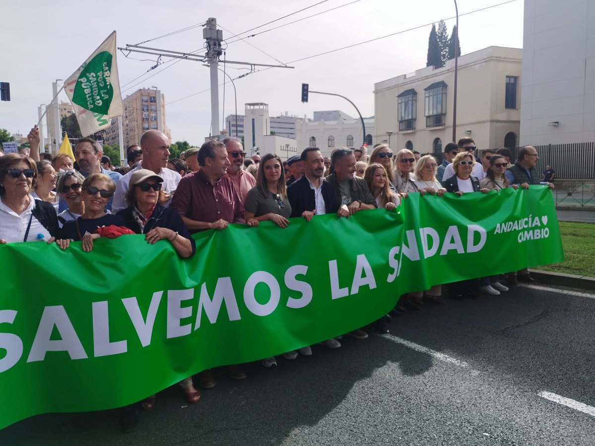MyriamDRguez's tweet photo. Porque la sanidad pública se cuida, se defiende y se lucha. Hoy, en la calle, junto a los compañeros y compañeras de @pinomontanopsoe @psoedesevilla 💚 #SanidadPública https://t.co/7UsW6mXxCz