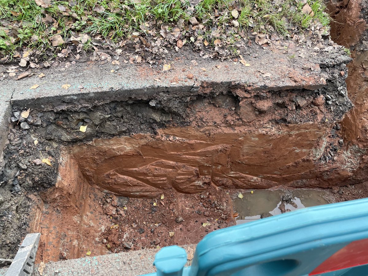 There was a desert here once… #Triassic Mercia Mudstone revealed opposite St Michael’s Church, Budbrooke, Warwickshire.