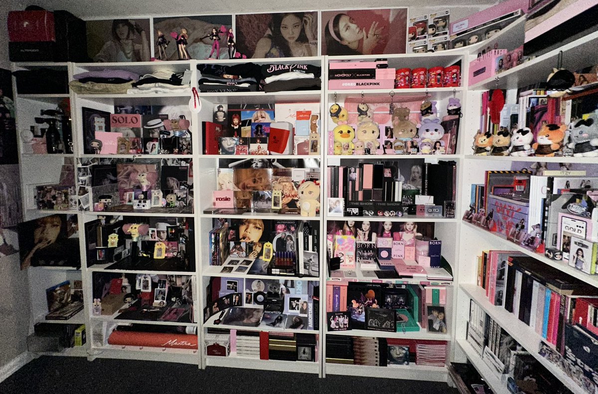 wesbp01's tweet photo. I love being a blackpink collector 🖤💖 https://t.co/7WOvaEXqRT