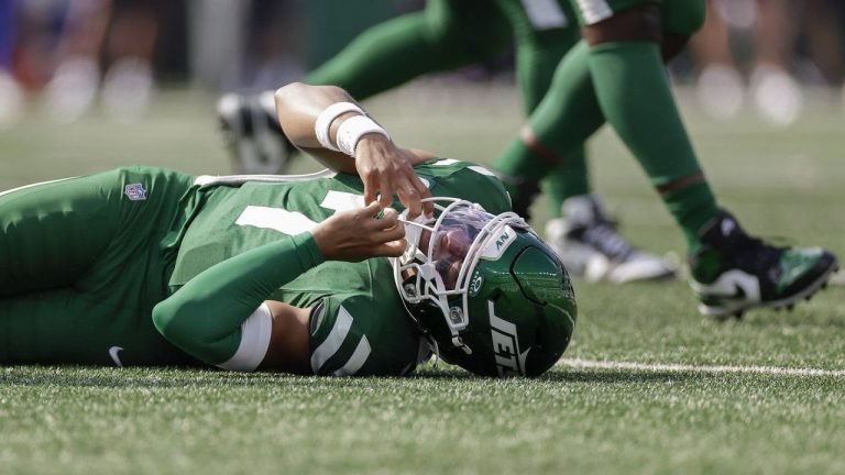 RECORD BREAKING 
Justin Fields makes history with perhaps the worst first-half performance in QB history.

0 TDs
1 INT
5 Yards Passing
3 of 6
16.7 QB rating