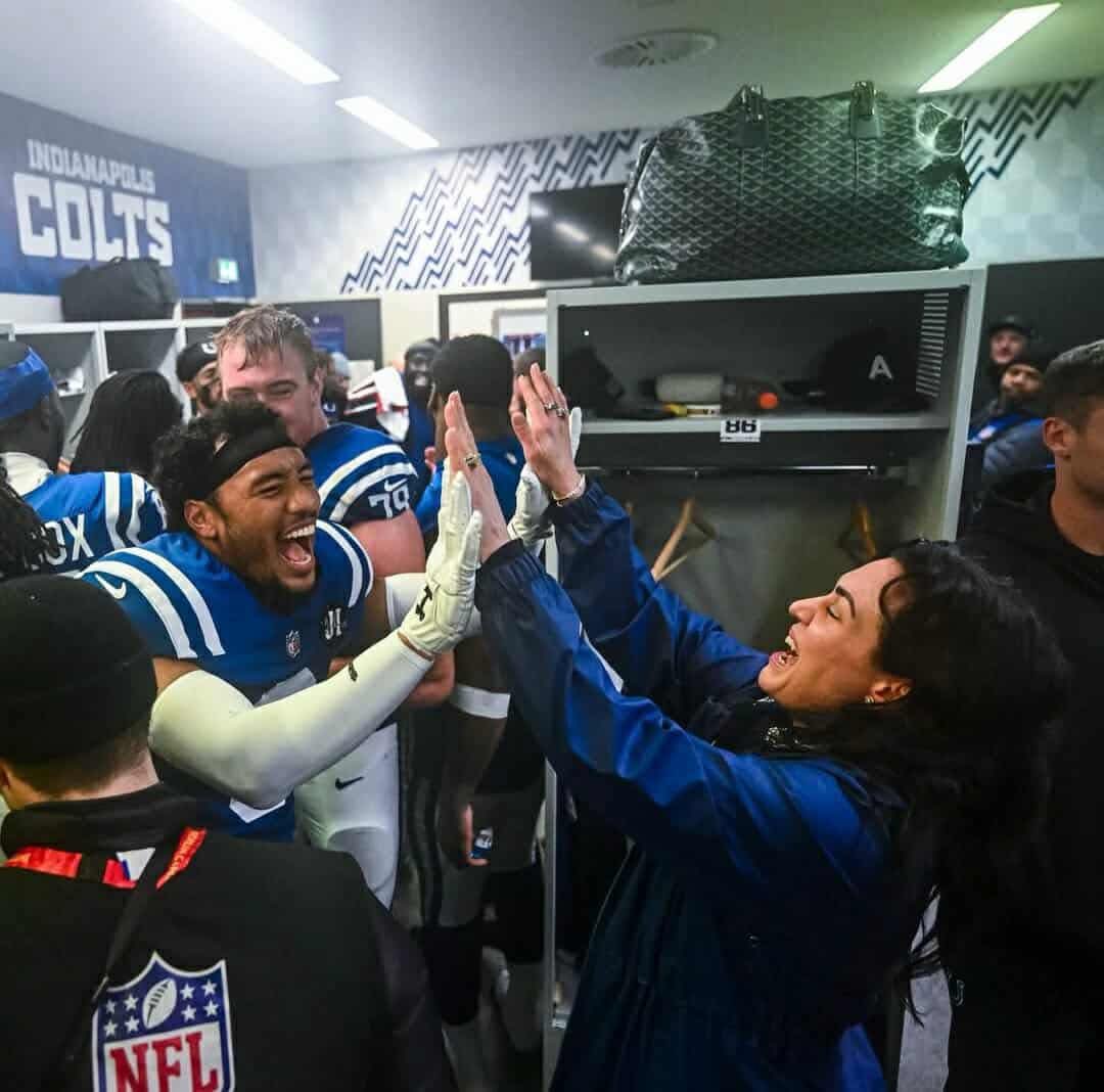 Look at my owner 🔥🔥🔥🔥

She has brought you back to the organization and fanbase 

Thank you,
Carlie

#ColtsNation #Colts #NFL