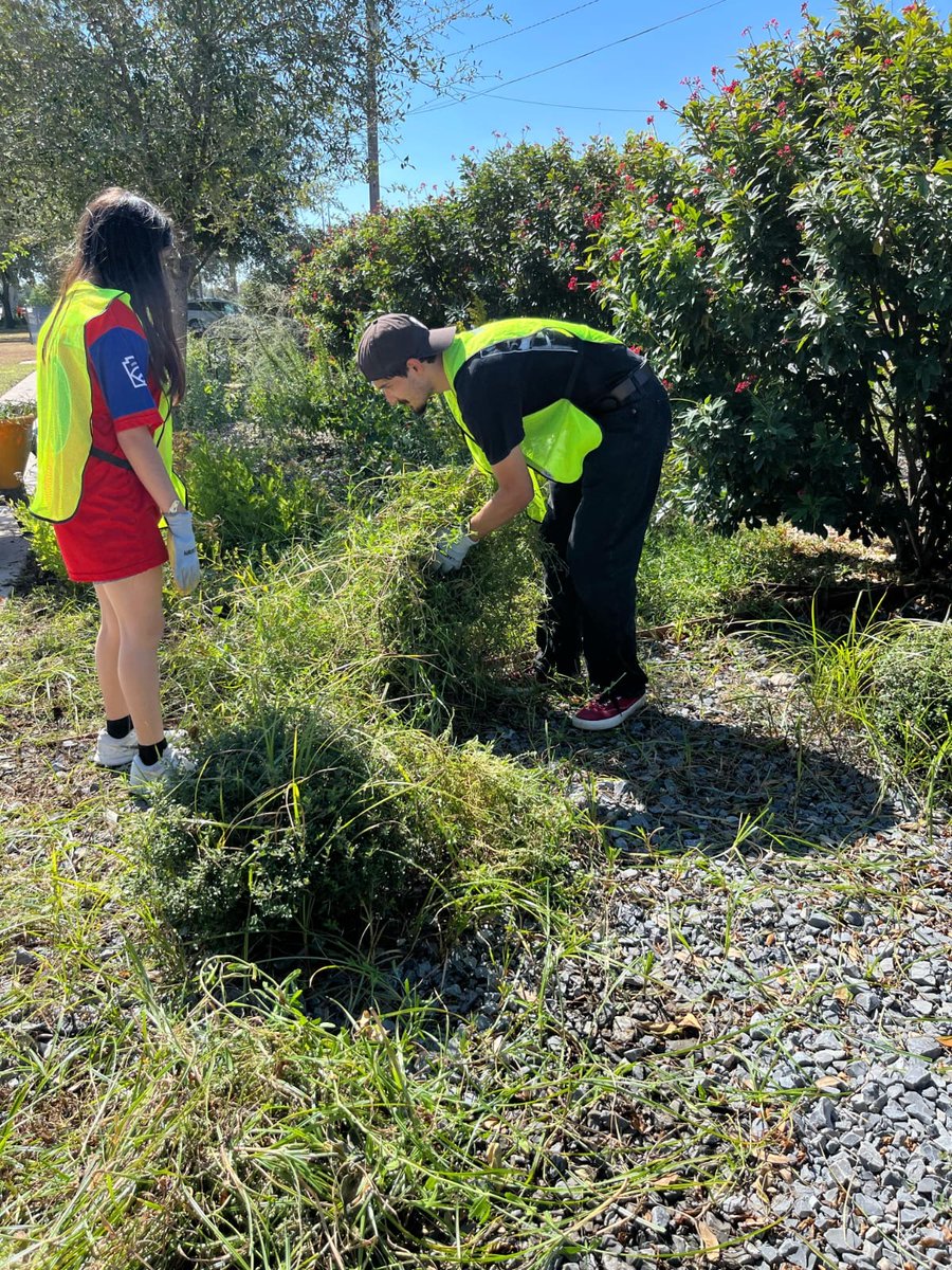 BTxRGV's tweet image. Huge thanks to our incredible Brownsville residents who helped clean up Oliveira Park and spread mulch at the playground!  Your support means everything — we couldn’t have done it without you!  #LoveBrownsville #OliveiraPark #CommunityStrong