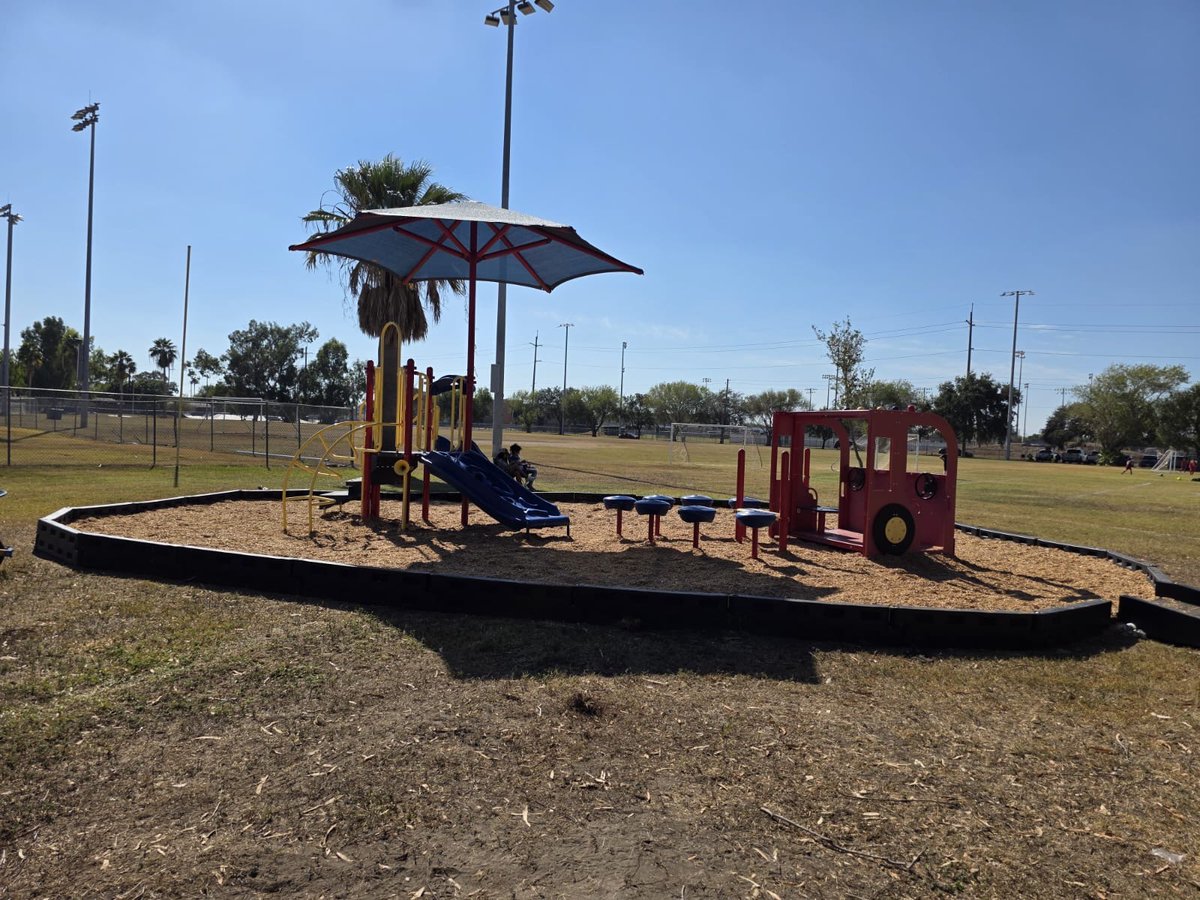BTxRGV's tweet image. Huge thanks to our incredible Brownsville residents who helped clean up Oliveira Park and spread mulch at the playground!  Your support means everything — we couldn’t have done it without you!  #LoveBrownsville #OliveiraPark #CommunityStrong