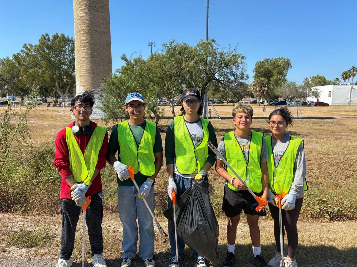 BTxRGV's tweet image. Huge thanks to our incredible Brownsville residents who helped clean up Oliveira Park and spread mulch at the playground!  Your support means everything — we couldn’t have done it without you!  #LoveBrownsville #OliveiraPark #CommunityStrong