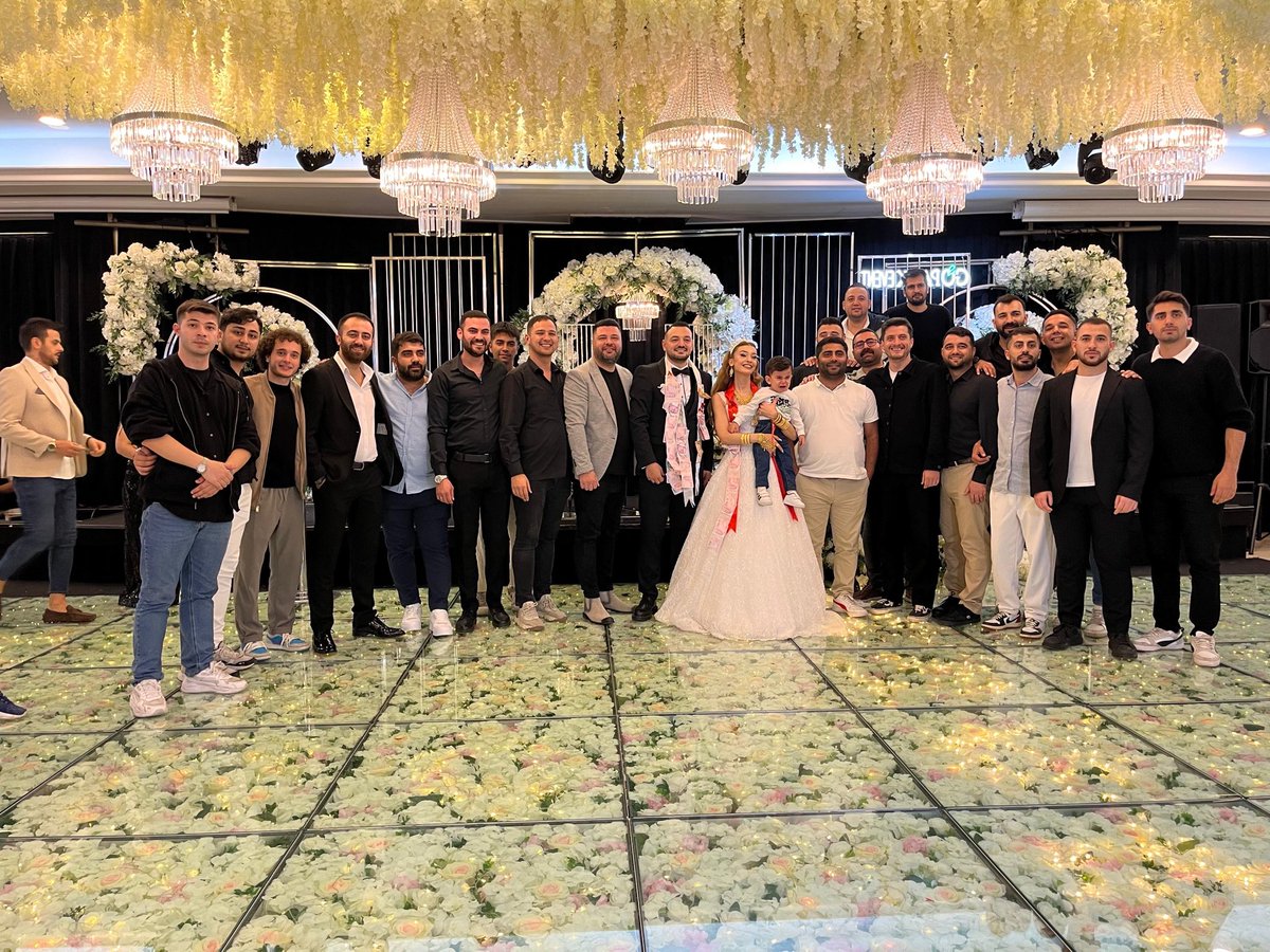 Grubumuz eski başkanlarından Hasan Aygündüz - Emine Nur Çifti Dünya Evine girdi.
kendilerine bir ömür boyu mutlu huzurlu sağlıklı bir ömür dileriz.

#ultrAslanEyüpSultan