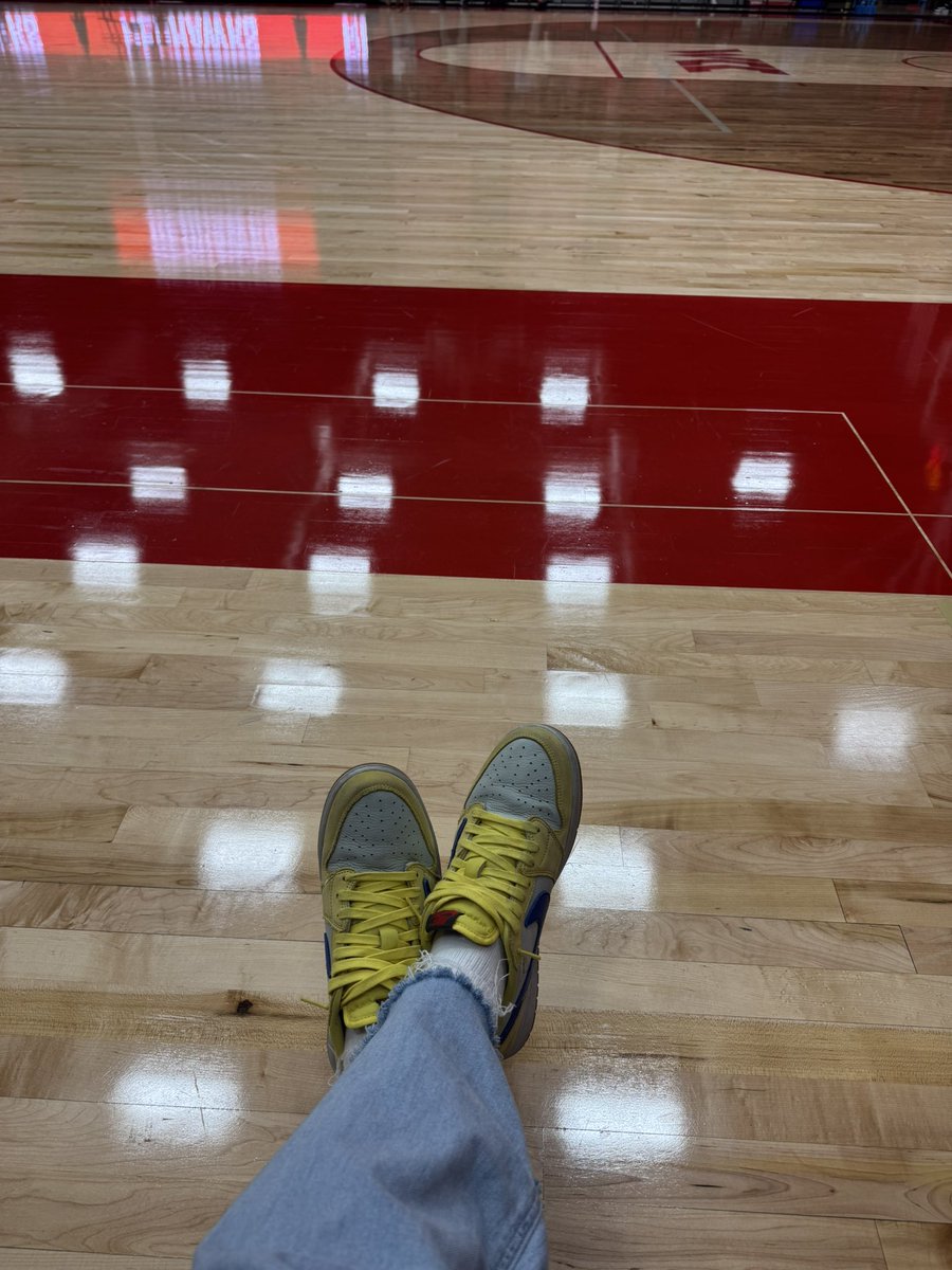 🏀 COURTSIDE &gt; POOLSIDE 🏊‍♂️
Seattle U vs UC Santa Barbara 
#RedHawksCenter #GoRedHawks
