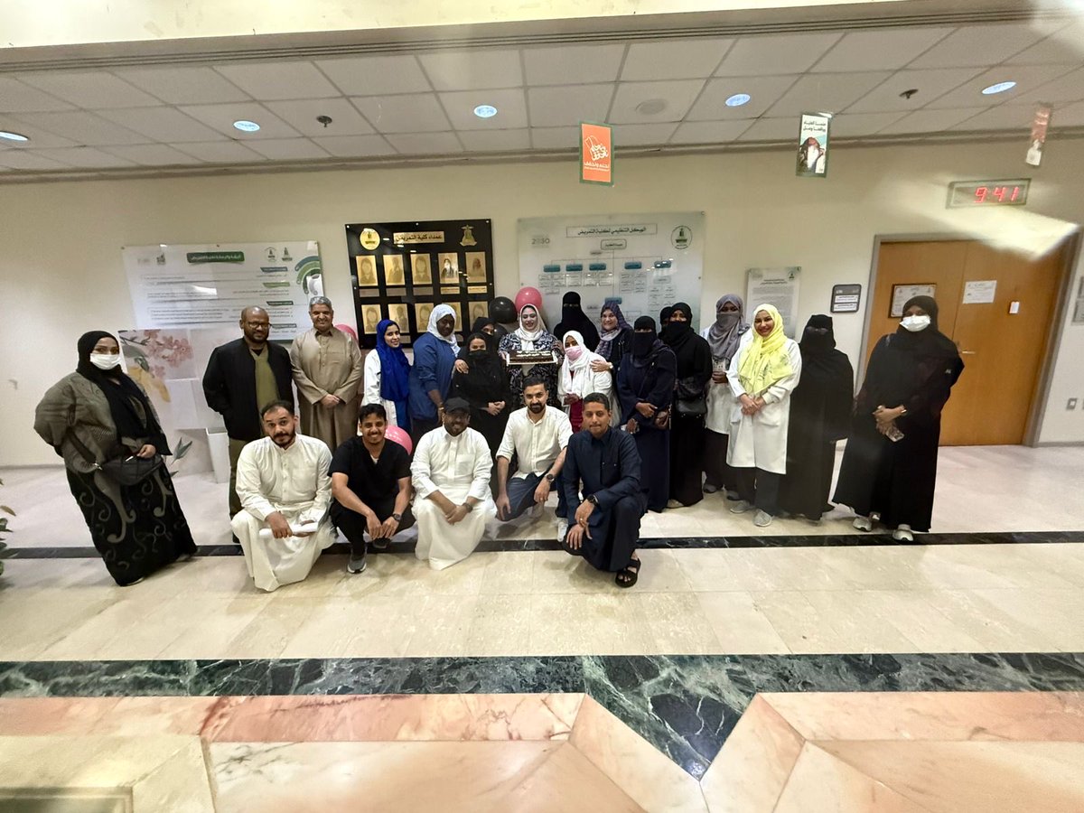 SfarSmah's tweet photo. بكل الامتنان والتقدير، أتقدّم بجزيل الشكر لطلاب وطالبات برنامج التجسير على هذه اللفتة الرائعة والاحتفال الجميل بمناسبة ترقيتي إلى درجة أستاذ دكتور.
أسعدتوني بتهنئتكم وبتعبيركم الصادق عن الفرح، فأنتم الدافع الحقيقي لمواصلة العطاء ❤️
دمتم فخرًا وامتدادًا لهذا الصرح العلمي 🌷 https://t.co/zxF1gAWPfV