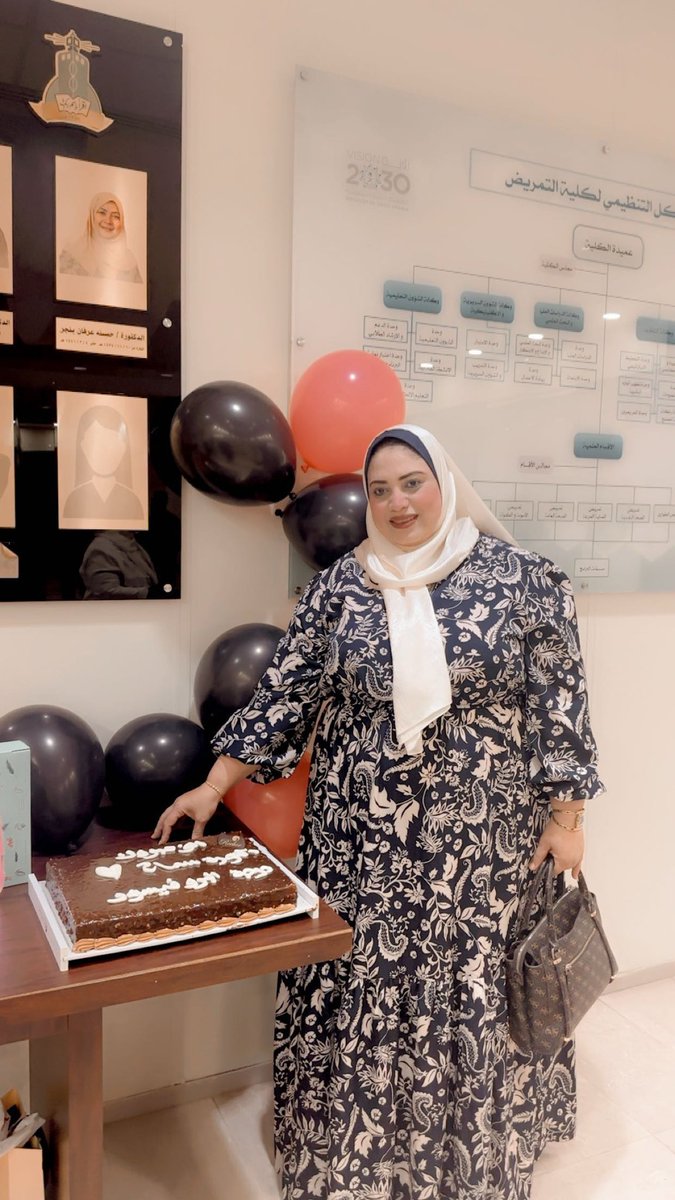 SfarSmah's tweet photo. بكل الامتنان والتقدير، أتقدّم بجزيل الشكر لطلاب وطالبات برنامج التجسير على هذه اللفتة الرائعة والاحتفال الجميل بمناسبة ترقيتي إلى درجة أستاذ دكتور.
أسعدتوني بتهنئتكم وبتعبيركم الصادق عن الفرح، فأنتم الدافع الحقيقي لمواصلة العطاء ❤️
دمتم فخرًا وامتدادًا لهذا الصرح العلمي 🌷 https://t.co/zxF1gAWPfV