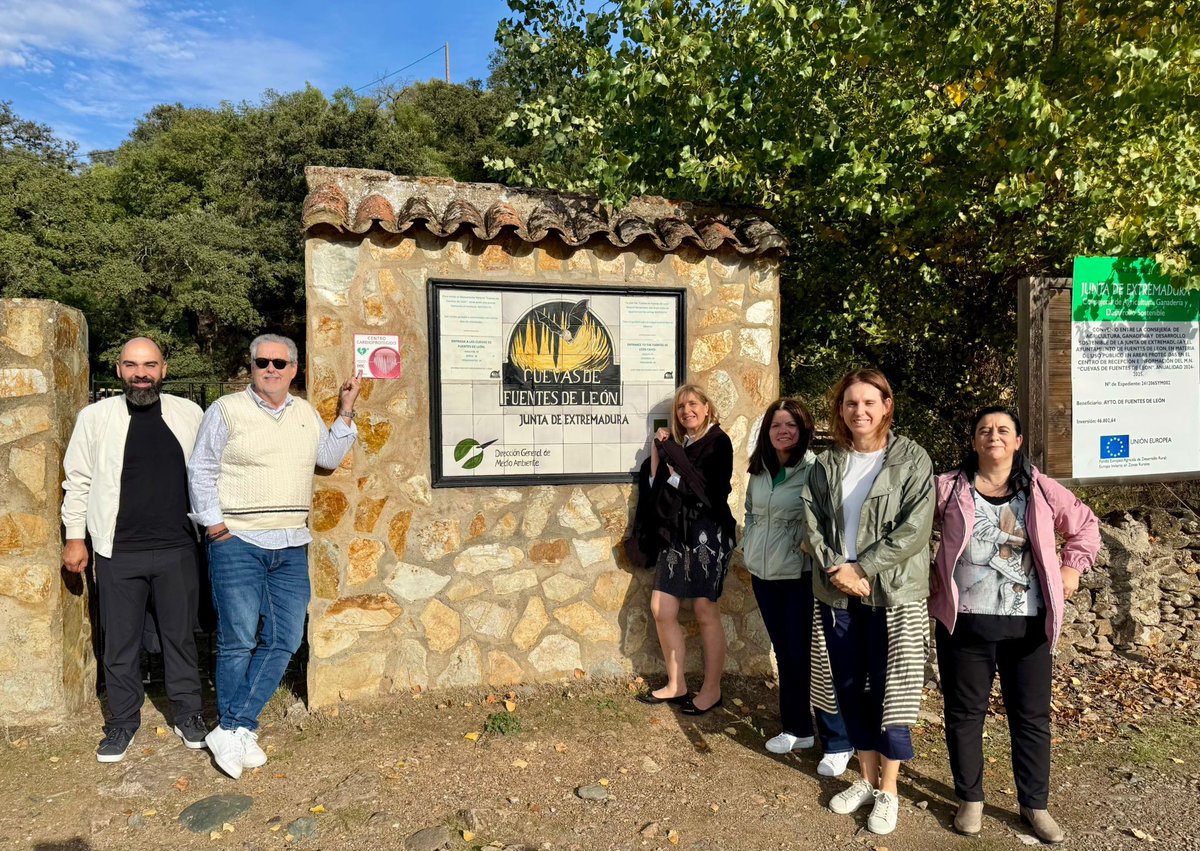 La Junta de #Extremadura ha organizado una visita a guías #turísticos de Portugal para mostrarles la Ruta del Jamón Ibérico, con parajes como las #Cuevas de #FuentesDeLeón.

Un ejemplo de #Turismo #ecológico y responsable en la región.

#ACTE