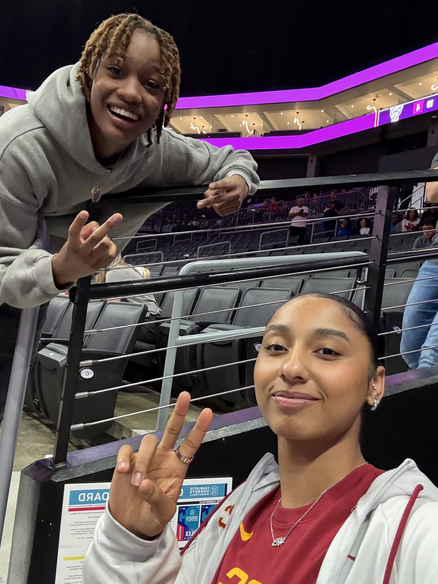 I met my favorite player the day before my birthday, birthday wish fulfilled!!! ❤️🎂<a href="/Jujubballin/">JUJU WATKINS</a>