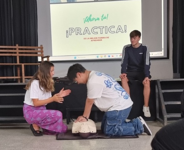 El alumnado de primero de ciclos formativos realizó un taller de primeros auxilios en el centro, impartido por fundación La Colmena
@educaand