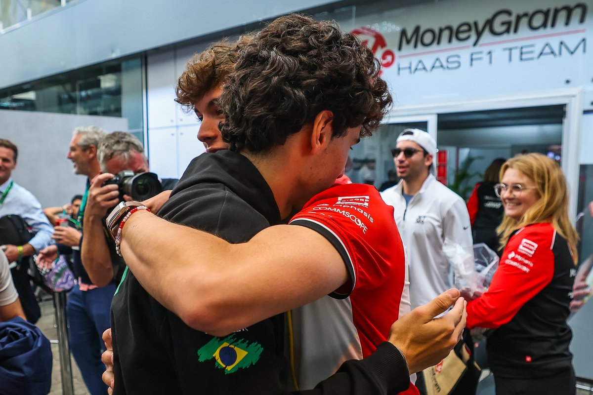 Amistad. 🫶🏻 
@gabortoleto85_ 🤝 <a href="/OllieBearman/">Ollie Bearman</a> 

📸 Kym Illman vía Getty Images

#BrazilGP #Formula1