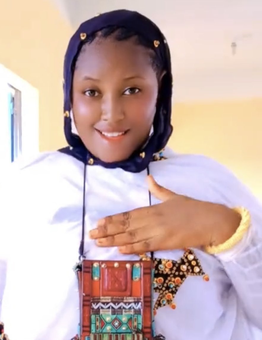 nanana365media's tweet photo. 🔴MALI 🇲🇱| Onde de choc suite à l'assassinat d'une jeune Tiktokeuse: #MariamCissé, la vingtaine, originaire de Tonka dans la région de Tombouctou, a été enlevée et exécutée par des djihadistes présumés. Son nom est désormais devenu symbole de résistance &amp; de liberté d’expression. https://t.co/hIWq1Zduuu