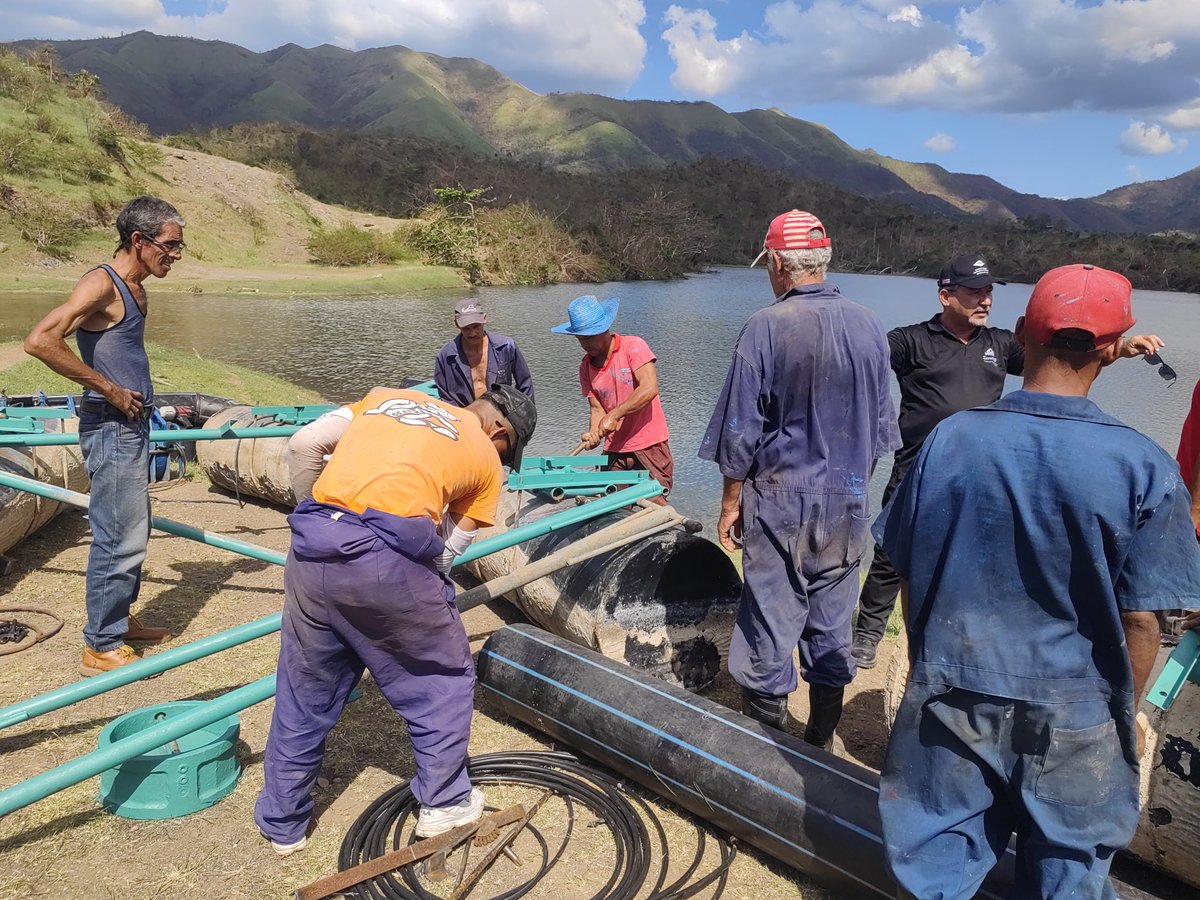 AntonioRdguezR's tweet photo. Es domingo 13:40 y bajo el Sol Santiaguero, la tropa de Fernandez(Mipyme Estatal #MANTHIMEC), trabajan en la rehabilitación del Sifón en la Micropresa #LaCampana, que abastece uno de los poblados más afectados por éste servicio, #ElCaney, hoy lo terminan #UnidosXCuba #INRHCuba https://t.co/MeUMjLqRX4