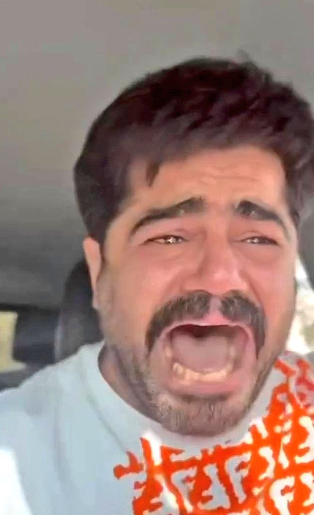 اول مرة اشوف واحد يبجي والشعب يضحك عليه 😁😁
يخرط السوك هل اليومين

 #صوتك_يصنع_التغيير