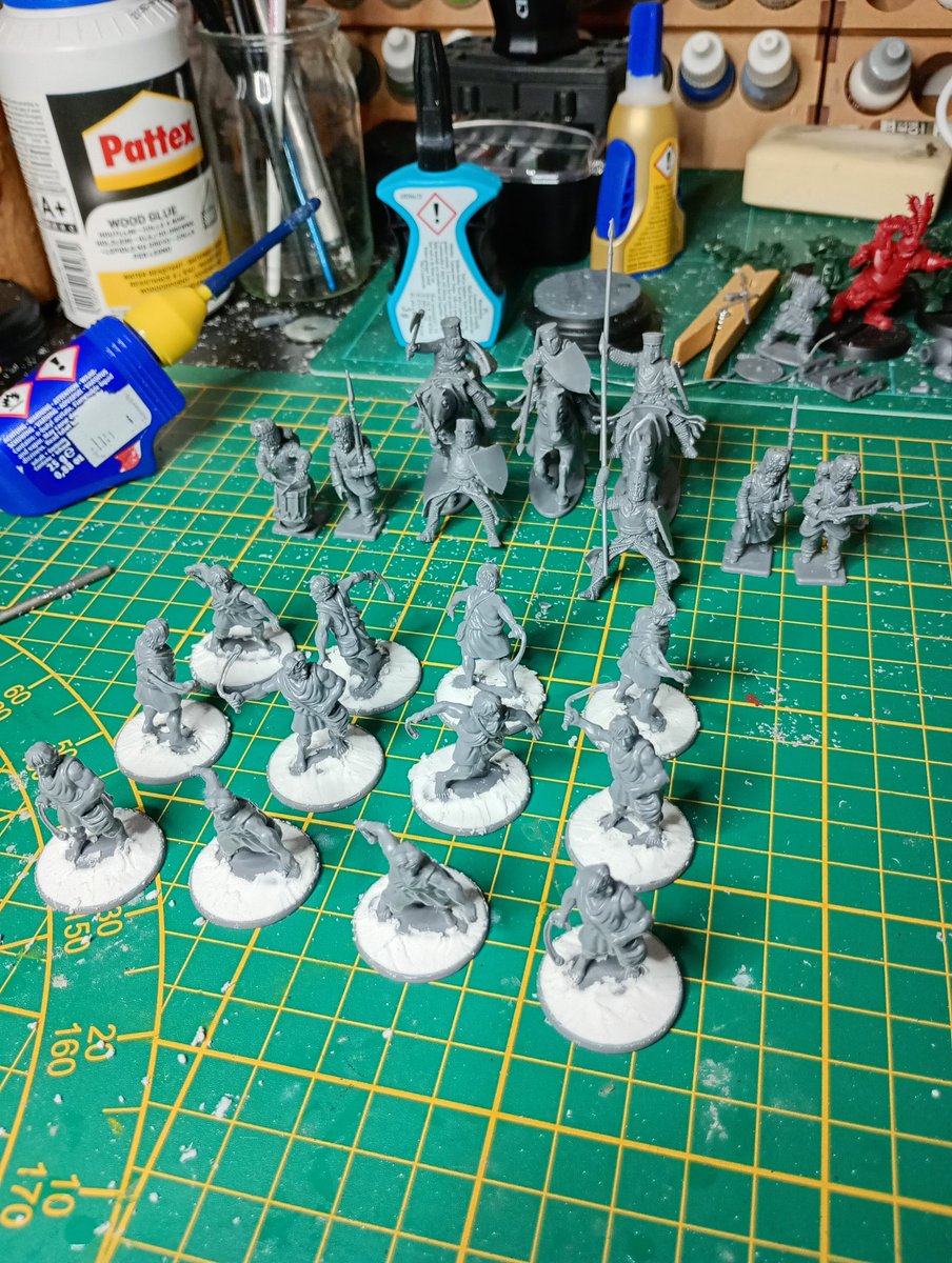 leadpile's tweet image. Calling it quits for Crisis +8...
12 more figures built and the Greek slingers had their bases filled in.
Basecoats tomorrow?