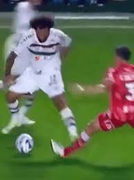 Gbzin_ffc's tweet image. &quot;Matheus Pereira não deveria ser expulso pq foi sem querer&quot;

Esse lance aqui tbm foi sem querer, o Marcelo foi expulso e perdeu outros 2 jogos na competição 

É sempre contra o fluminense esse roubo do caralho