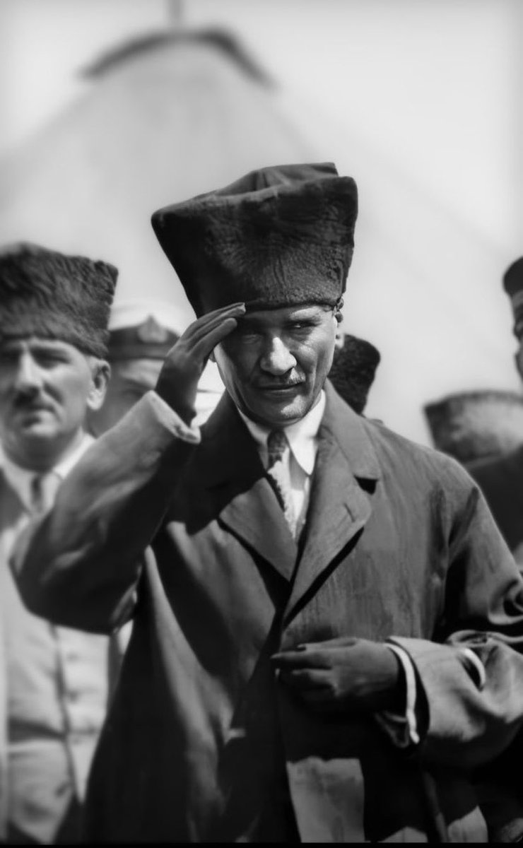 Bir yüzü hiç görmeden de özlersin.
Çünkü bazı izler,kalbe bir kez düşer ve
zamanı değil,yönü gösterir.
Bizim yönümüz sensin.
Takvim yaprakları ilerlese de saatler dönse de o dakika hep aynı yerde durdu.   
09:05
 Atatürk’e büyük minnet ve özlemle.🇹🇷
#10Kasım