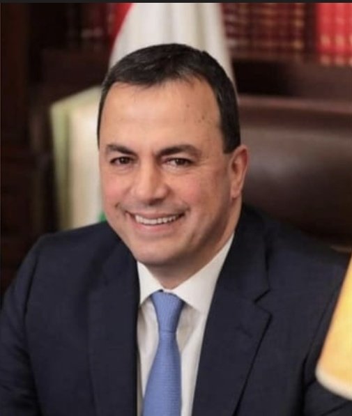 المحامين اليوم قالوا كلمة: بدنا شخص بيمشي دغري… وما بينحني إلا للقانون.
وهيدا أكبر انتصار.
#النقيب_مروان_ضاهر