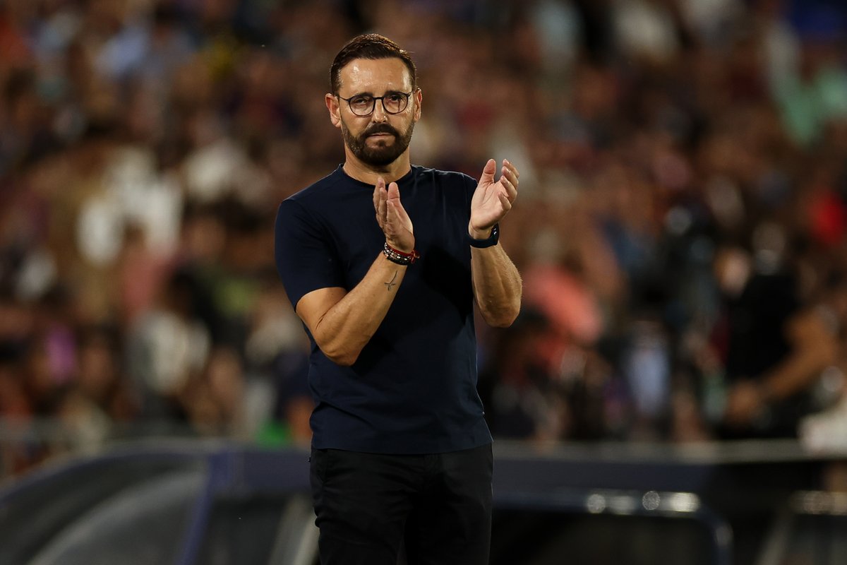 🔵 | Bordalás: "Cuando vamos ganando se descuenta de 8 para arriba, es increíble. Cuando ha habido cambios, interrupciones, consulta al VAR… y cuatro minutos. Algunos piden respeto y se ponen a lloriquear que tienen familia. Yo también tengo familia y nos estamos jugando mucho".