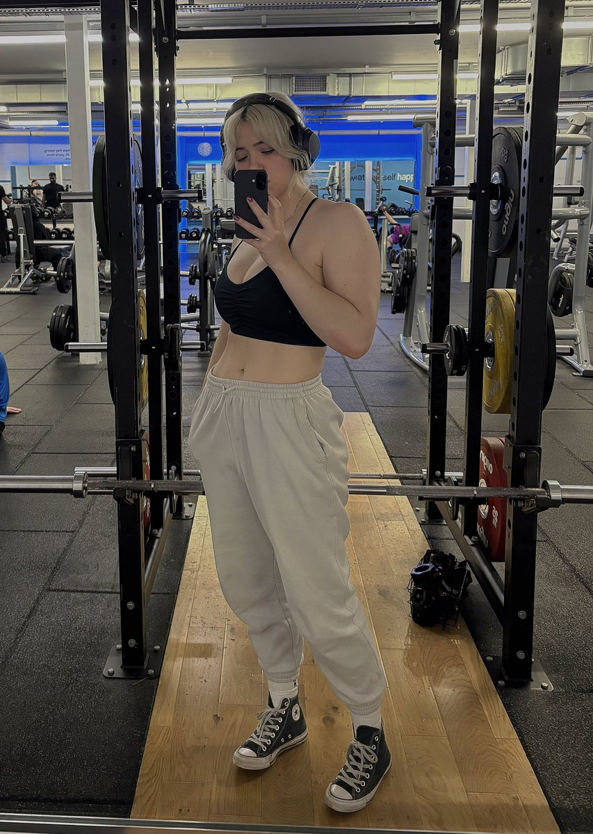 kvwviiju's tweet image. why is my arm almost as thick as my waist