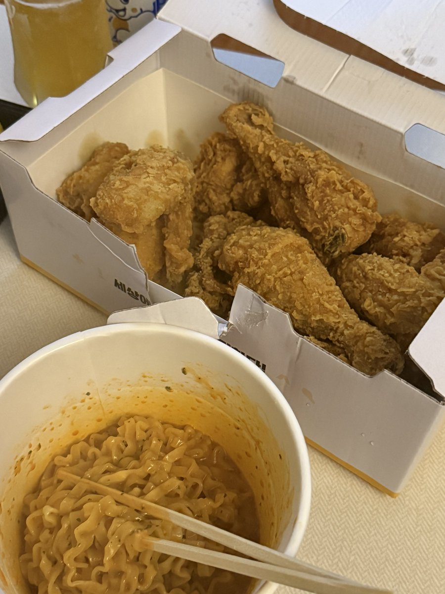 hl_rice's tweet photo. 후라이드 치킨에 까르보불닭 https://t.co/ONUR718u0m