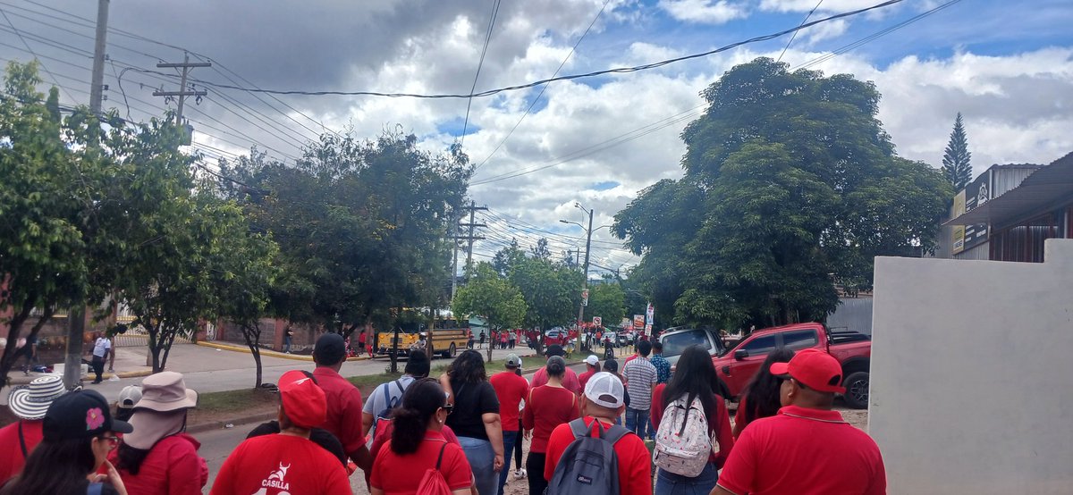 notiactivahn's tweet photo. #NotiactivaHN | Así se vive el ambiente de la militancia del @PartidoLibre que hoy se consagra en la capital de #Tegucigalpa en el marco de la movilización en defensa de la democracia. https://t.co/PclEwEOv6S