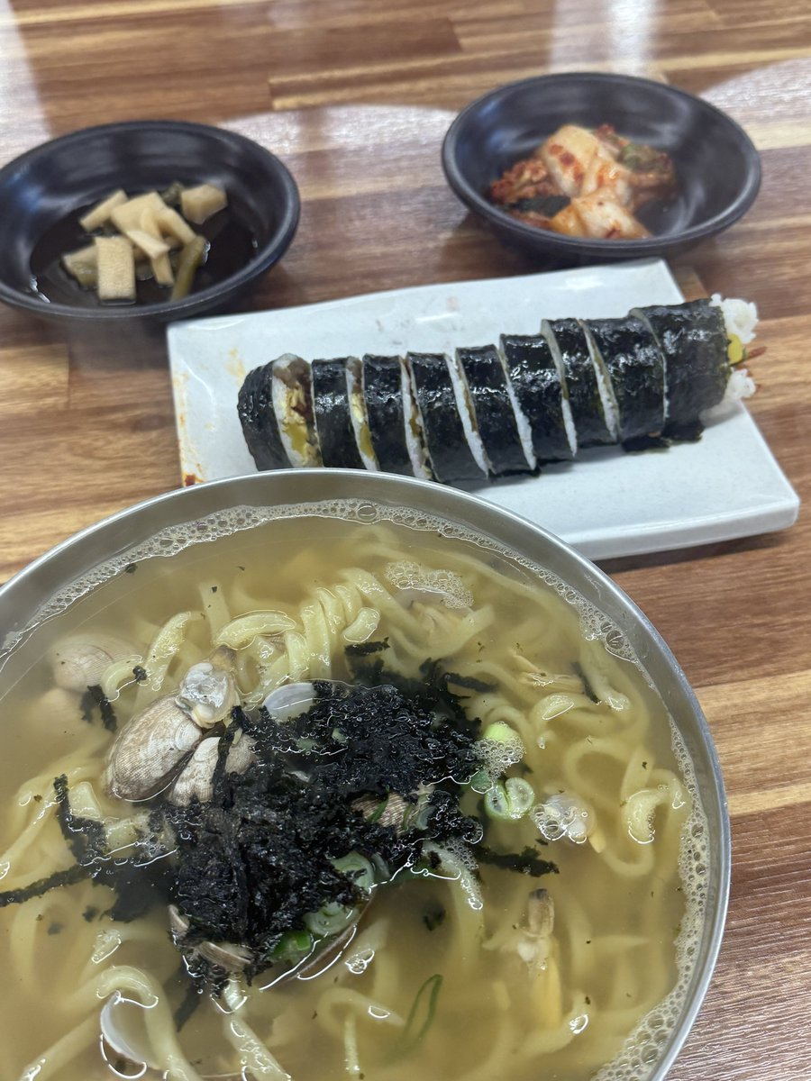 hl_rice's tweet photo. 바지락칼국수에 땡초김밥 https://t.co/BNOVRAr6a6