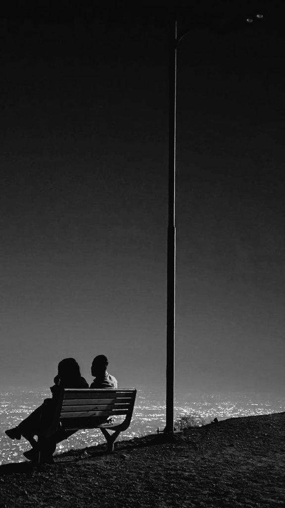 Seninle her yer evdi'.. 
Şimdi; her yer gurbet.. 

Hani diyor ya şiir, ne sen gelmeyi becerebildin ne de ben senden gitmeyi.. 🍂