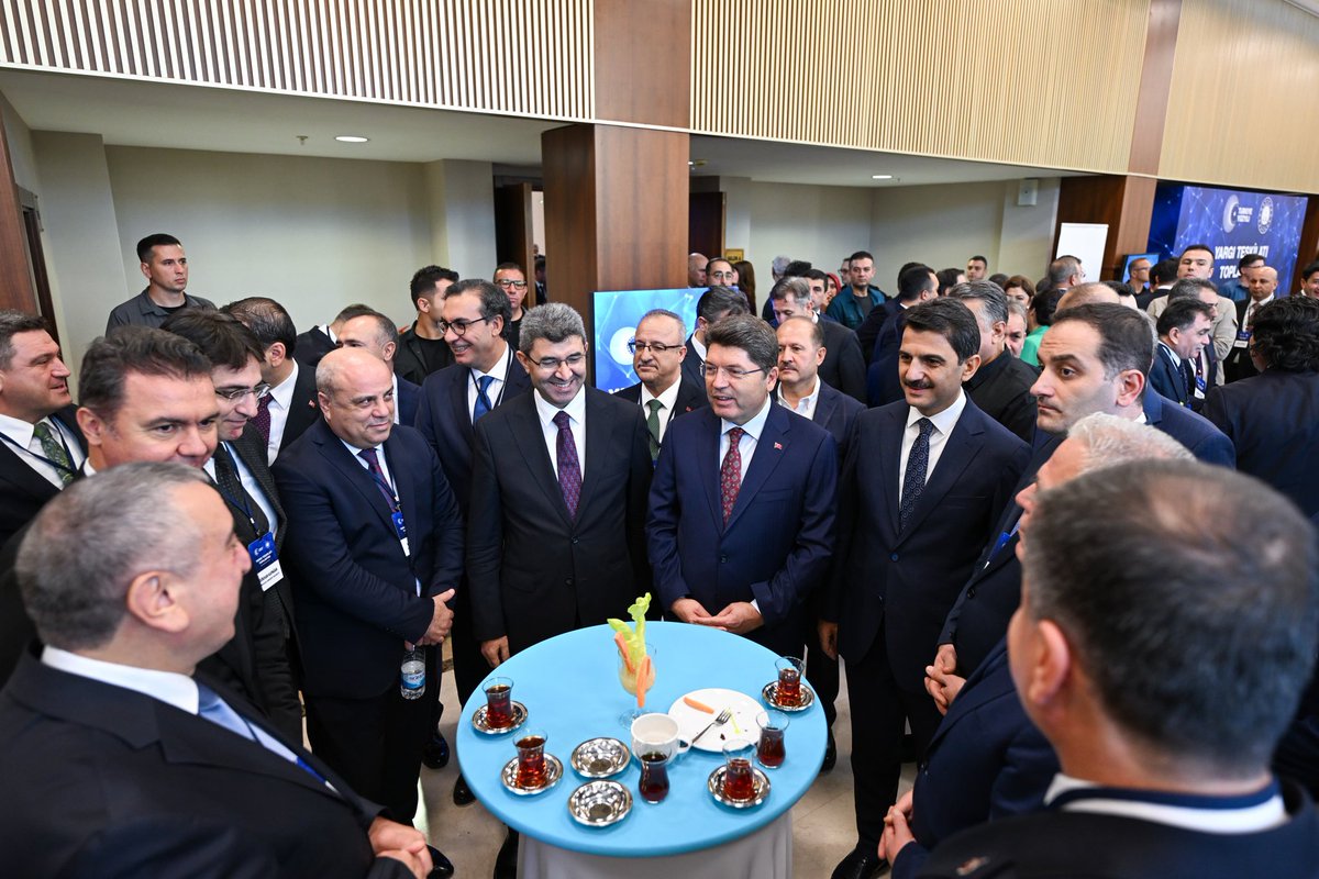 Adalet Bakanımız ve Hâkimler ve Savcılar Kurulu Başkanımız Sayın Yılmaz Tunç’un teşrifleriyle,
yargısal süreçlerin, sorunların ve çözüm önerilerinin kapsamlı biçimde ele alındığı, adaletin tez elden tesisi yönünde yeni hedeflerin belirlendiği Yargı Teşkilatı Toplantımız,