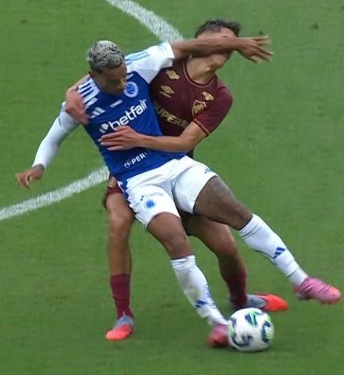 CentralDoBrega's tweet image. e tome mais um erro de arbitragem no Brasileirão 

Matheus Pereira já tinha amarelo, acertou uma cotovelada no rosto do Bernal (que ficou sangrando) e não levou o segundo amarelo

parabéns arbitragem 👏🏻👏🏻👏🏻