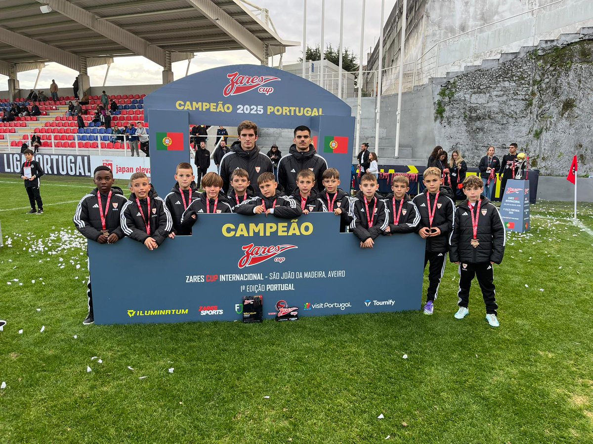 TORNEO | El #SevillaFCBenjB vuelve a casa con un meritorio tercer puesto en la Zares Cup de Portugal. Superaron a equipos como el SC Braga, Anderletch, Oporto o Sporting CP. Nuestro jugador Álvaro Negredo fue elegido el mejor del torneo. 👏🎖

#CanteraSevillaFC ⚪️🔴