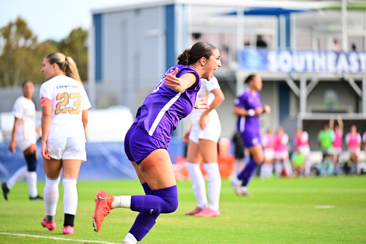 25’ | THE TIGERS STRIKE FIRST 🔥

Gabbi Ceballos gets a piece of it off a corner to give the Tigers the lead!

LSU - 1
Vandy - 0
