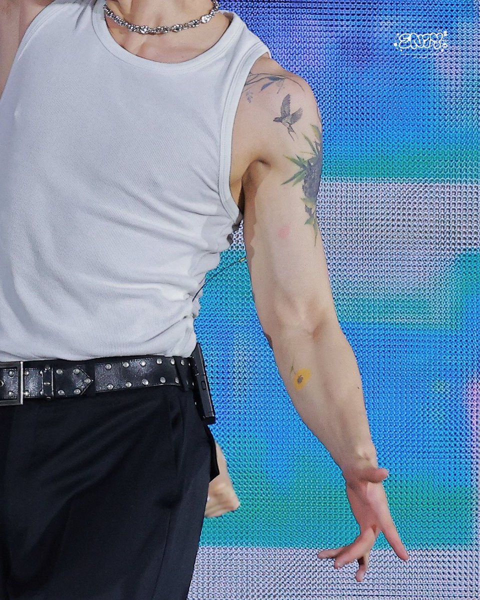 johnnysbitxh's tweet photo. I’ll be forever in love with Johnny’s tattoos https://t.co/mnrGcv2InD