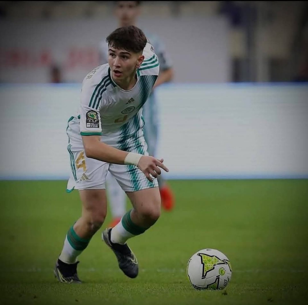 Le défenseur central du Paradou , Abdelahak Benidir ( 2006 ) .

Monte en puissance et viens d'enchaîner sa 3 ème titularisation de suite avec les Pros .