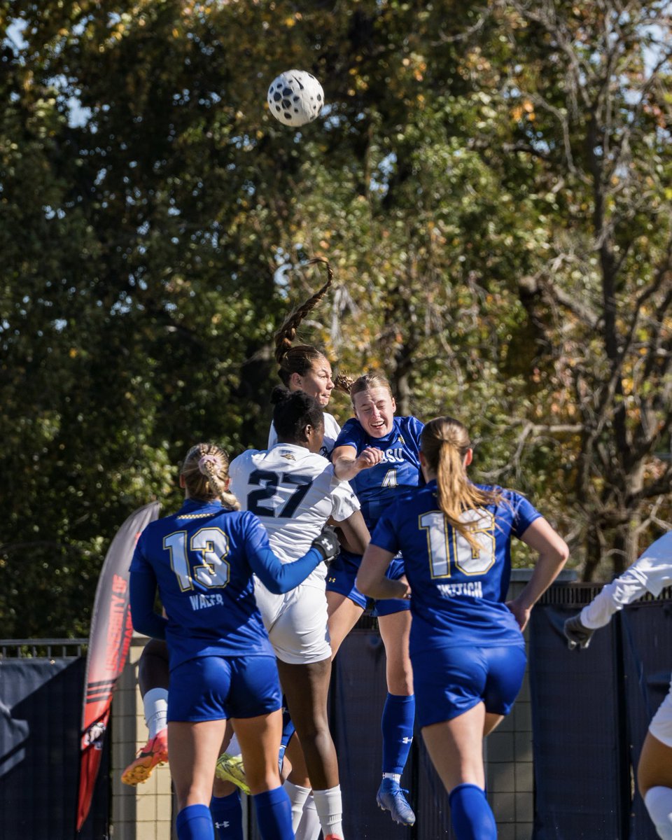 TheSummitLeague's tweet photo. 4๏ธโฃ5๏ธโฃ minutes to go ๐
#ReachTheSummit x #SummitWSOC x @NCAASoccer x @ORUWSoccer x @GoJacksSoccer https://t.co/bpqdUqx8lg